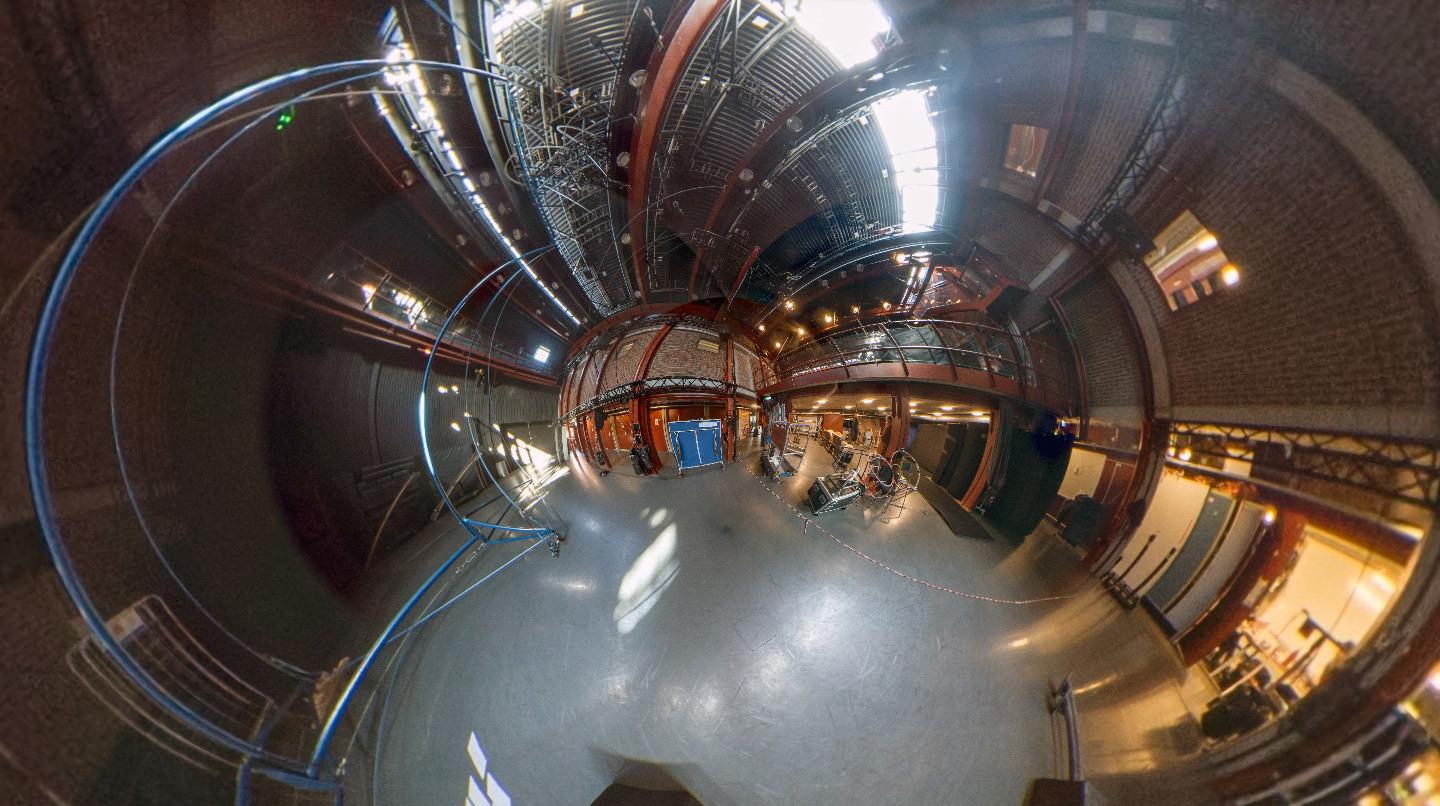 Ett panorama över cirkushallen.