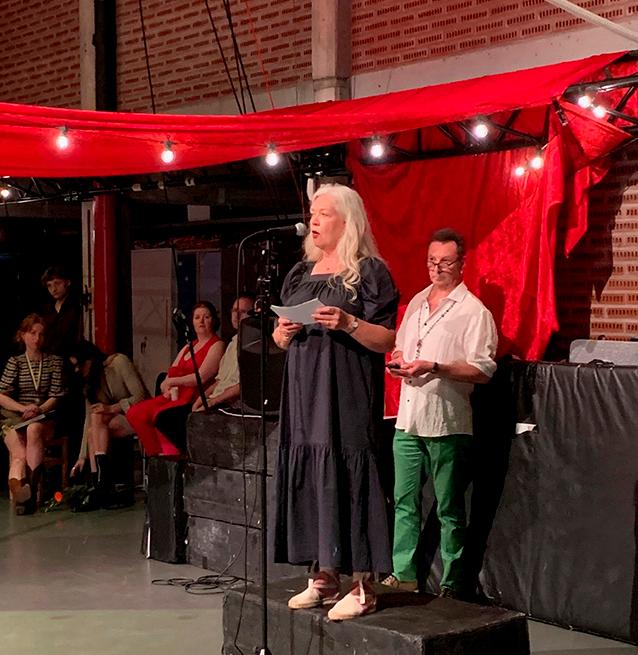 Rektor Paula Crabtree håller tal