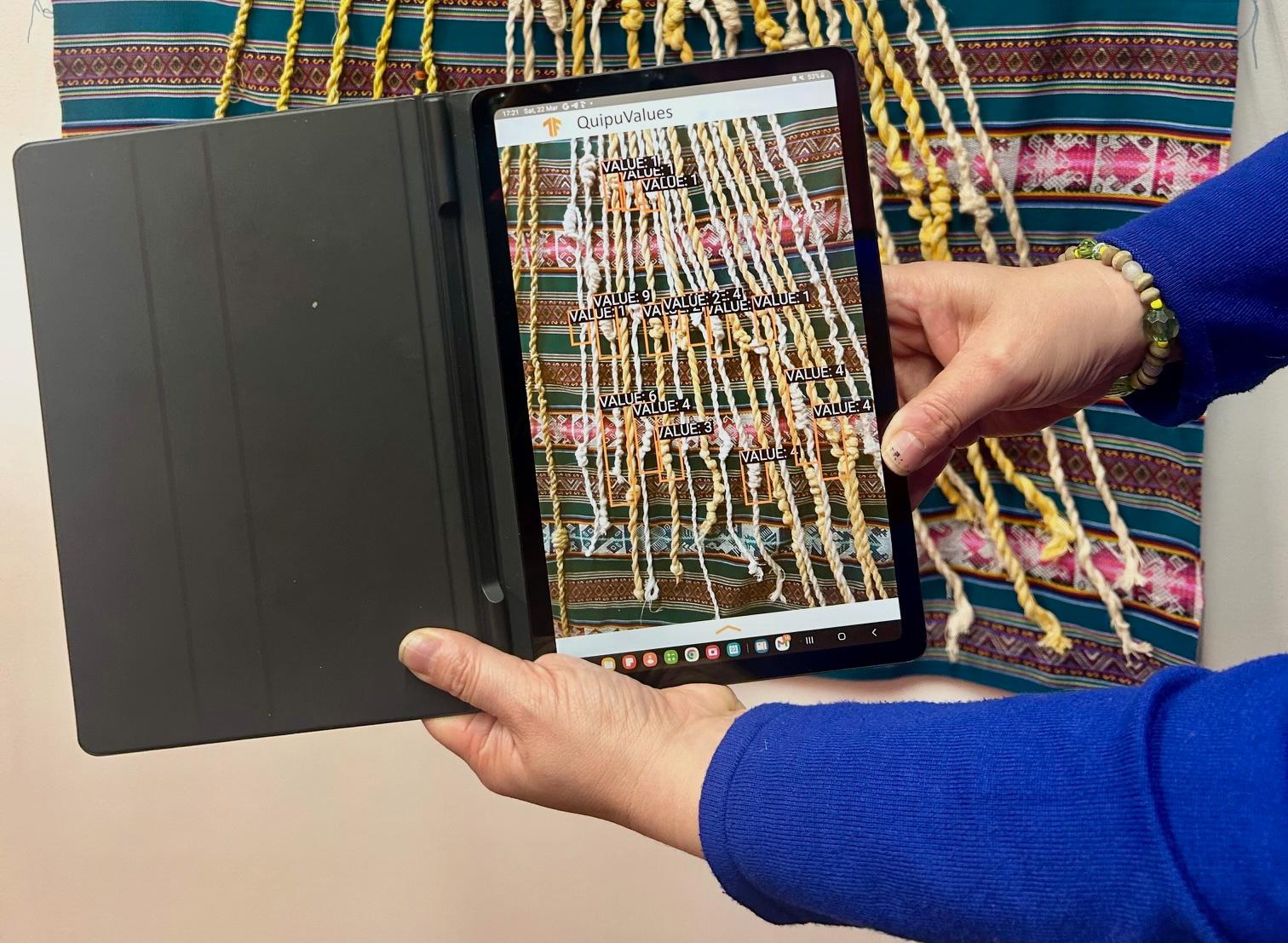 Bild på den teknik som Paola använder sig av, en ipad som visa bild av en duk. 