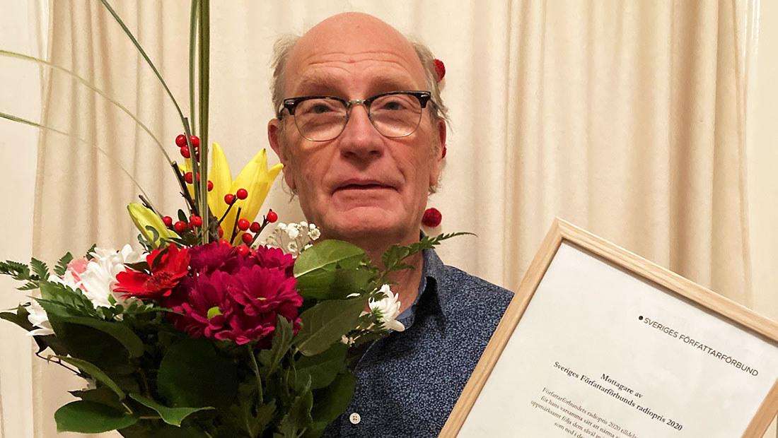 Bengt Bok håller i en blombukett och ett diplom