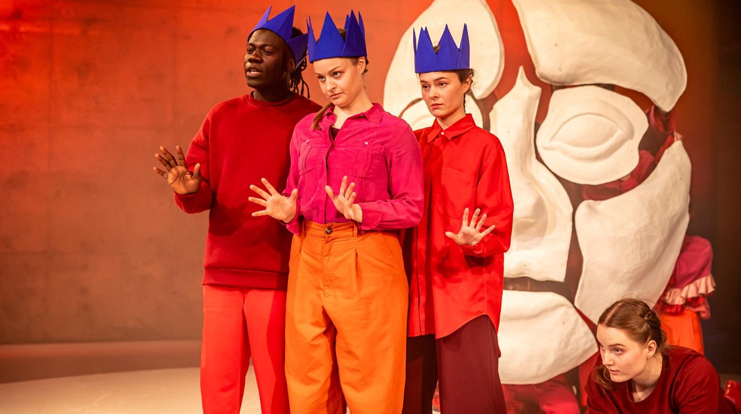 From the graduation performance for the Bachelor's programme in Mime Acting, Mitt hjärta säger: Lev, skrik, andras at Unga Klara. 