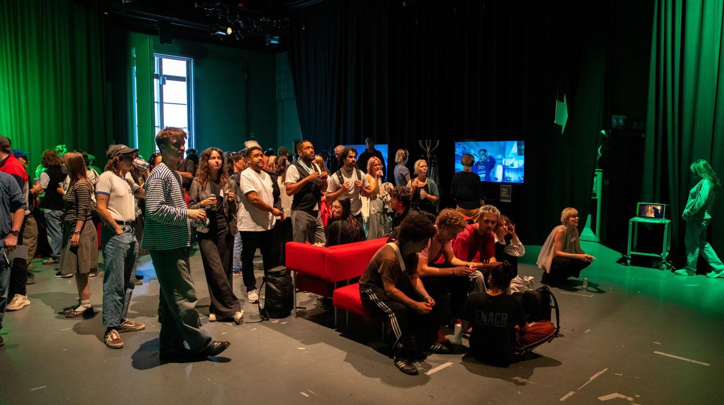Studenter står i grupp i tv-studion