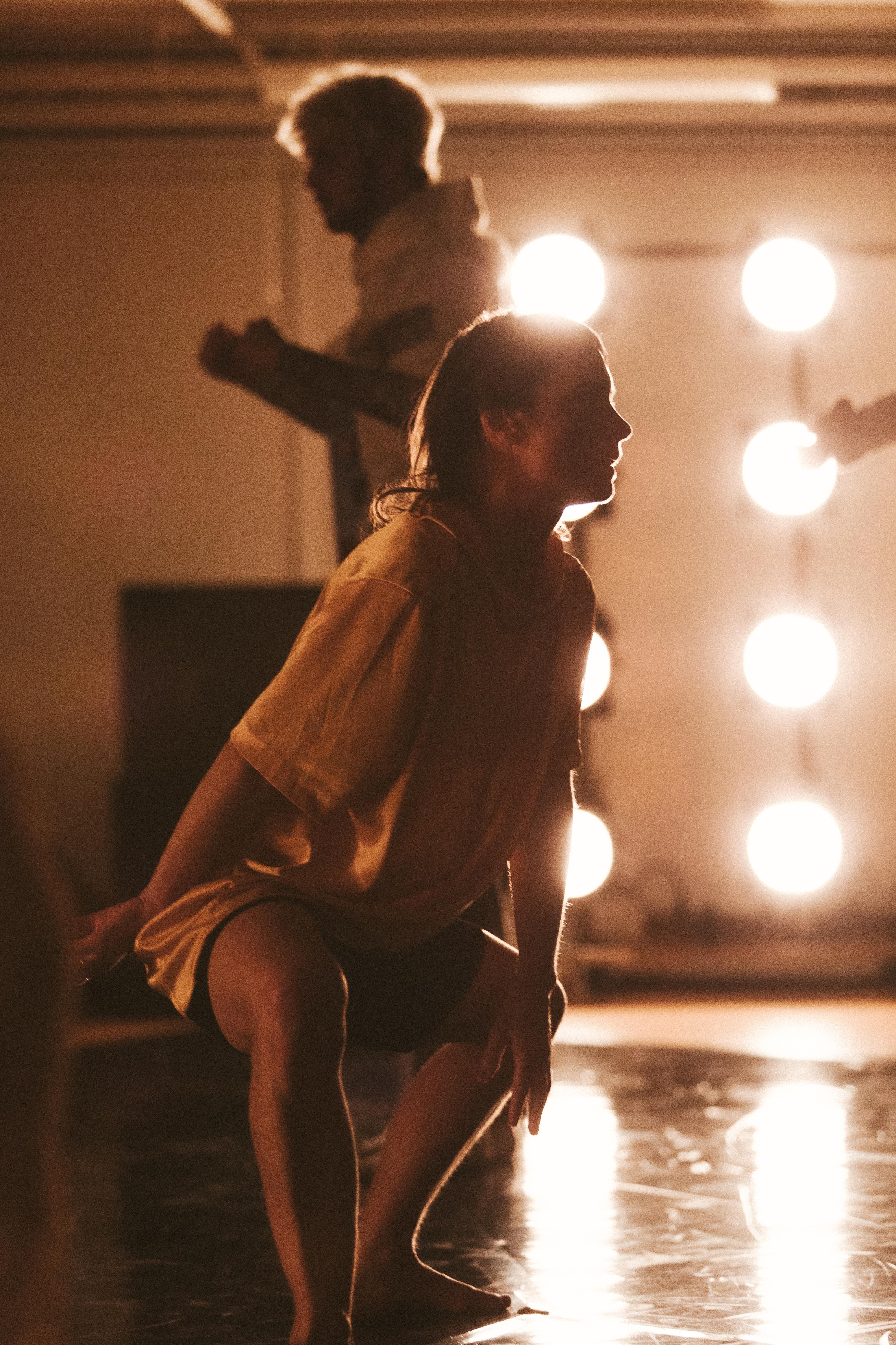 Dancer in Eleanor Bauer’s A lot of moving parts VII (Sleeping Giant Dreams) at Dansenshus in September 2020.