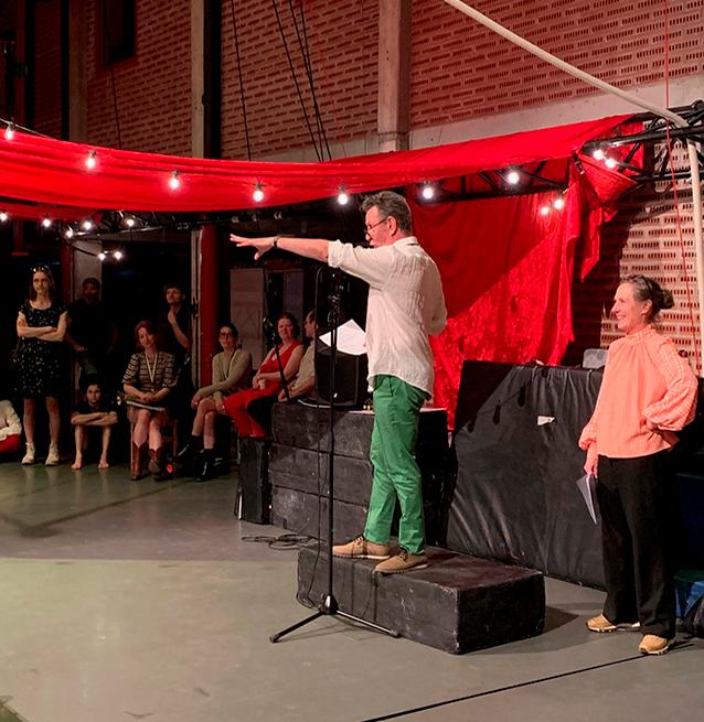 Prefekten Walter Ferrero står på ett podium och håller tal.